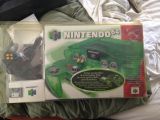 The picture of the Nintendo 64 : Une série fantastique : vert jungle + manette et carte-mémoire (Canada) bundle