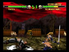 Taria vient de projeter Mordos Kull lors d'un combat dans le jeu Mace the dark age sur Nintendo 64 (Mace: The Dark Age)
