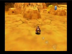 Kazooie trace vers le Sphinx du désert de Gobi. Qu'il n'oublie pas les notes de musique au passage! (Banjo-Kazooie)