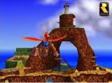 Screenshot officiel du jeu. Banjo et Kazooie en vol vers le phare du niveau Baie du trésor