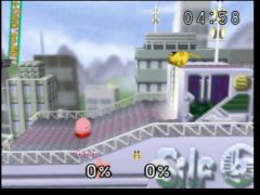 Pikachu attend patiemment que Kirby se fasse dégommer par un Pokemon qui va sortir de la porte. Kirby, ne reste pas là ! (Super Smash Bros.)