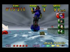 Un petit lécher de guidon d'une main pour Miles Jeter dans la course Marine Fortress du jeu Wave Race 64 sur Nintendo 64 (Wave Race 64)