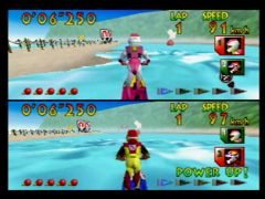 Duel entre Ayumi Stewart (et sa combi sexy rose ahah) et Ryota Hayami dans la course Sunny Beach du jeu Wave Race 64 sur Nintendo 64 (Wave Race 64)