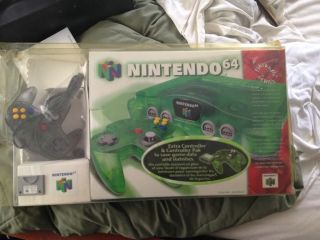 The picture of the Nintendo 64 : Une série fantastique : vert jungle + manette et carte-mémoire (Canada) bundle