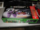 La photo du bundle Nintendo 64 Atomic Purple (violet atomique) (Canada)