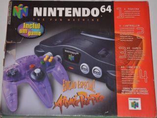 The picture of the Nintendo 64 Edição Especial! Atomic Purple inclui um Game (Brazil) bundle