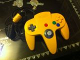 Manette jaune de la collection de justAplayer