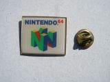 The picture of the White Nintendo 64 pin (Europe) goodie