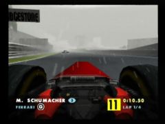 Course sous la pluie dans F1 World Grand Prix II. Schumi sous la pluie devrait bien s'en sortir, il est plutôt fort par ce temps. (F-1 World Grand Prix II)