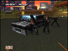Smasher s'excite sur un van dans Fighting Force 64 sur Nintendo 64. Parfait, il va obtenir armes et projectiles. Un petit pneu dans la tronche ? (Fighting Force 64)