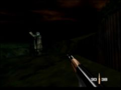 James s'avance prudamment armé de son KF7 Soviet dans le niveau Statue de Goldeneye 007 sur Nintendo 64 (Goldeneye 007)