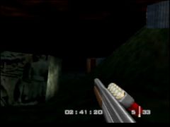James en route pour (encore) sauver Natalya dans le niveau Statue de Goldeneye 007 sur Nintendo 64 (Goldeneye 007)