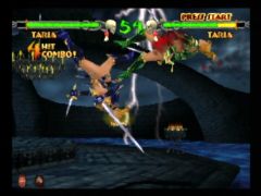 Taria enchaîne les combos et envoie valser son alter ego pendant que la foudre s'abat sur ce niveau du jeu Mace The Dark Age sur Nintendo 64 (Mace: The Dark Age)