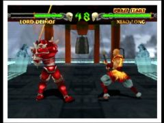 Lord Deimos prêt à abattre sa terrible épée de feu sur Xiao Long lors d'un combat dans le jeu Mace The Dark Age sur Nintendo 64 (Mace: The Dark Age)