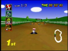 Toad est en tête sur la piste de Moo Moo Farm, et s'apprête à obtenir un item ! Un petit Boo ça serait pas mal ! (Mario Kart 64)