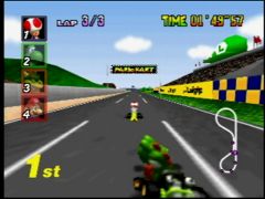 Yoshi ne devrait pas trop trainer aux fesses de Toad, il va se prendre une peau de banane en pleine poire ! (Mario Kart 64)