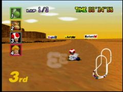 Quelques panneaux au fond de cette course nous rappelle que nos héros savent aussi faire du business !  (Mario Kart 64)