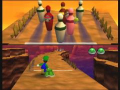 Tiens, ce jeu était déjà présent dans le premier Mario Party ! Là c'est Luigi qui veut faire tomber les quilles avec la tête de ses camarades (Mario Party 2)