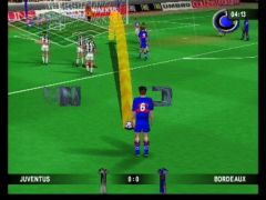 Un coup franc pour Bordeaux, plutôt bien placé. L'idéal pour envoyer le ballon en pleine lucarne ! (Michael Owen's World League Soccer 2000)