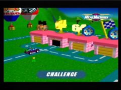 Ecran de sélection du mode de jeu, on est parti vers le mode Challenge ! (Micro Machines 64 Turbo)