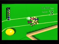 Première course sur un billard, avec des petits bolides qu'il va falloir maîtriser entre les boules et le triangle ! (Micro Machines 64 Turbo)