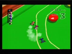 Plus que 3 concurrents en course, ça dérape fort dans les virages ! (Micro Machines 64 Turbo)