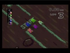 Deuxième course très amusante car on y incarne des tanks et on peut tirer sur ses adversaires ! (Micro Machines 64 Turbo)