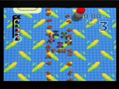 C'est l'heure du petit déjeuner, bon moment pour faire une course de petites voitures sur la table ! (Micro Machines 64 Turbo)