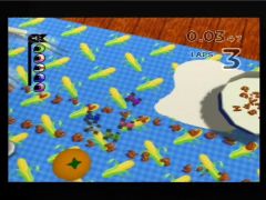 Attention au bol de lait que le petit frère a renversé et qui risque de faire glisser les voitures ! (Micro Machines 64 Turbo)