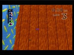 Aïe la voiture est tombée de la table, la chute risque de faire mal ! (Micro Machines 64 Turbo)