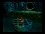 Banjo erre dans le repaire de Gruntilda à la recherche des entrées des différents niveaux du jeu