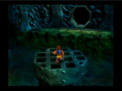 Banjo erre dans le repaire de Gruntilda à la recherche des entrées des différents niveaux du jeu (Banjo-Kazooie)
