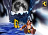 Screenshot officiel du jeu. Descente à la pleine lune pour Banjo dans le niveau Pic Polaire