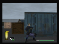 Phase de jeu de Opration Winback sur Nintendo 64. Jean-Luc se cache comme un certain Solid Snake pendant que l'ennemi vous signale sa présence. (Operation WinBack)