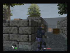 Avancée délicate dans un canal dans le jeu Operation Winback sur Nintendo 64. Préparez vous à vous cacher derrière la caisse, des ennemis vont ar (Operation WinBack)