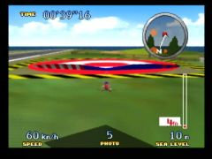 Le deltaplane est bien centrée par rapport au point d'atterrissage, on se concentre pour obtenir la note maximale ! (Pilotwings 64)