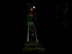 Ses escaliers très sombres ne sont vraiment pas rassurants, on a peur que des bras attrapent Claire à travers les marches ! (Resident Evil 2)