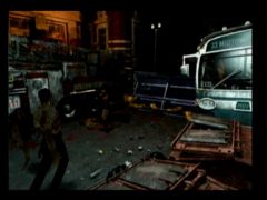 La sortie du bus n'est pas mieux, Racoon City est vraiment totalement infestée ! Dans ces cas là il faut mieux slalomer entre les zombies et filer ! (Resident Evil 2)