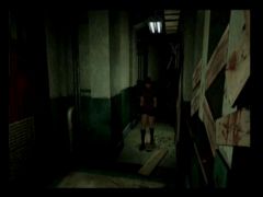 Ces planches sur le mur à droite ne demandent qu'à céder sous le poids de plusieurs zombies (Resident Evil 2)
