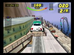 Il faut être précis dans les sauts sinon c'est le crash assuré. (Rush 2: Extreme Racing)