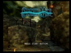 Ecran titre du jeu Shadow Man sur Nintendo 64. Celui-ci présente quelques environnements du jeu (Shadow Man)