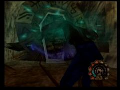 Mike est en train d'ouvrir un portail dans Shadow Man sur Nintendo 64. S'il n'a pas assez d'âmes noires, il ne l'ouvrira pas et gueulera. (Shadow Man)