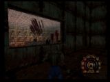 Une salle bien glauque de Shadow Man sur Nintendo 64. Les gens derrière la vitre ne doivent pas être très sympathiques.