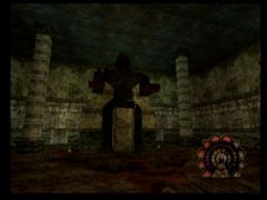L'influence vaudou se retrouve dans plusieurs endroits du jeu Shadow Man sur Nintendo 64, comme cette statue. (Shadow Man)