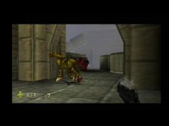 Joshua shoote un dinosaure au pistolet dans le jeu Turok 2 : Seeds of Evil (Turok 2: Seeds Of Evil)