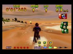 Un bel effet de coucher de soleil dans la course Sunset bay du jeu Wave Race 64 sur Nintendo 64. Et l'effet de l'eau, magnifique ! (Wave Race 64)