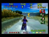 Au 3ème tour de la course Drake Lake du jeu Wave Race 64 sur Nintendo 64, le brouillard se dissipe, tant mieux on y voit plus clair !