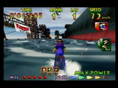 Miles Jeter part en tête de la course Port Blue du jeu Wave Race 64 sur Nintendo 64 pendant que les autres se disputent les places suivantes. (Wave Race 64)