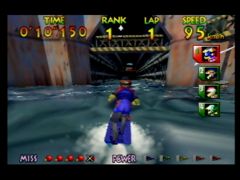 Passage intérieur dans la course Port Blue du jeu Wave Race 64 sur Nintendo 64. Ce passage change lorsqu'on passe en mode expert. (Wave Race 64)