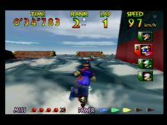 Miles s'est fait dépassé par Ryota dans la course Port Blue du jeu Wave Race 64 sur Nintendo 64! Et il est traqué par Ayumi! (Wave Race 64)
